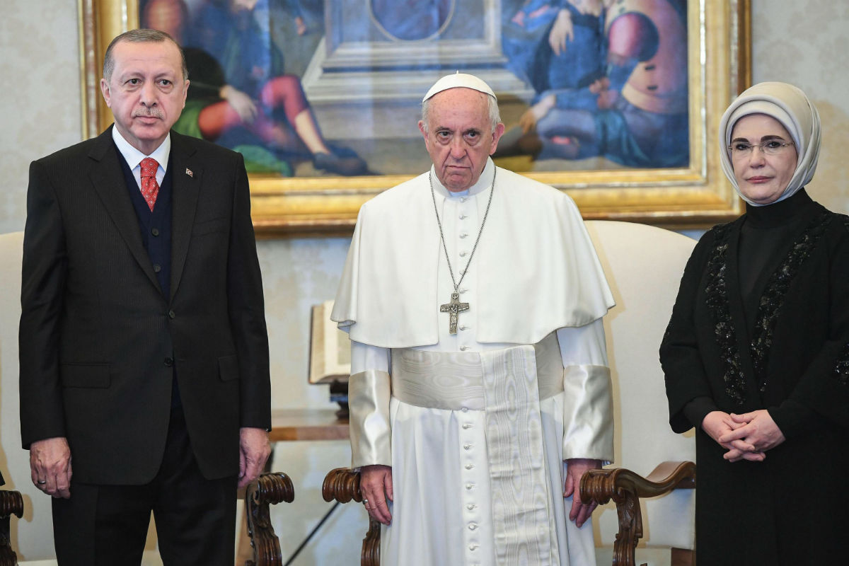 Dok je papa poklanjao Erdoganu simbol mira, na ulici su se Kurdi sukobljavali s policijom