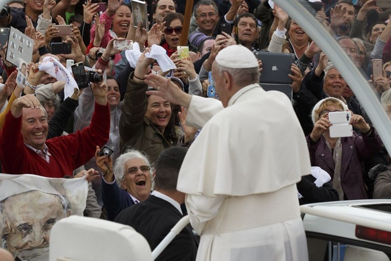 Papa Franjo poručio vjernicima: Misa nije spektakl, spremite mobitele i ne snimajte