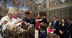 Papa u Sikstinskoj kapeli krstio 34 bebe i poručio majkama da ih mogu slobodno dojiti