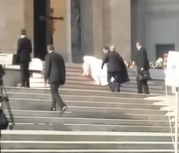 Baš nema sreće: Papa Franjo se spotaknuo i pao na stepenicama Trga svetog Petra