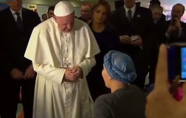 Teško bolesna djevojčica s anđeoskim glasom zapjevala papi Franji i ostavila sve u suzama
