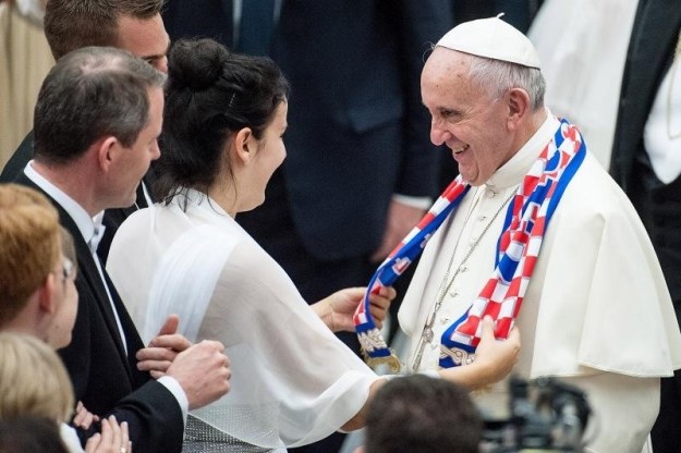 Papa Franjo na poklon dobio hrvatski šal