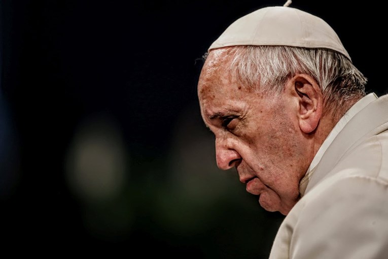 Papa je u Čileu branio biskupa optuženog za zataškavanje pedofilije, a žrtve nazvao klevetnicima. Zašto?