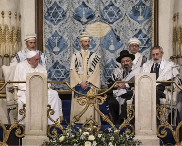 Papa u rimskoj sinagogi osudio nasilje u ime vjere