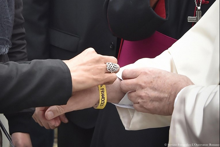 Papa Franjo nosio identifikacijsku narukvicu poput tražitelja azila, upozorio na njihov položaj