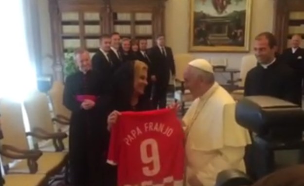 Kolinda Papi poklonila hrvatski dres s brojem 9 i njegovim imenom