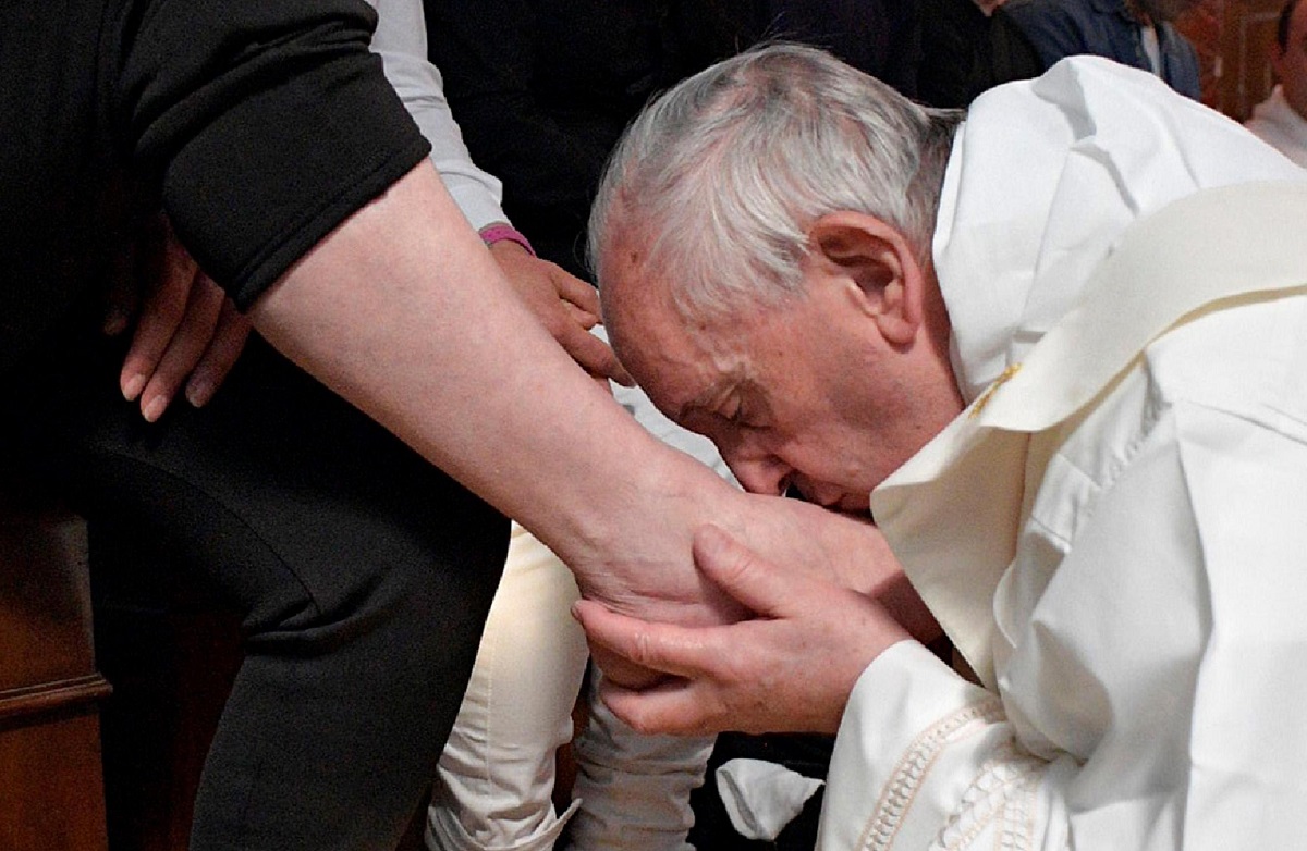 Papa Franjo ljubio i prao noge zatvorenicima, među njima tri žene i musliman
