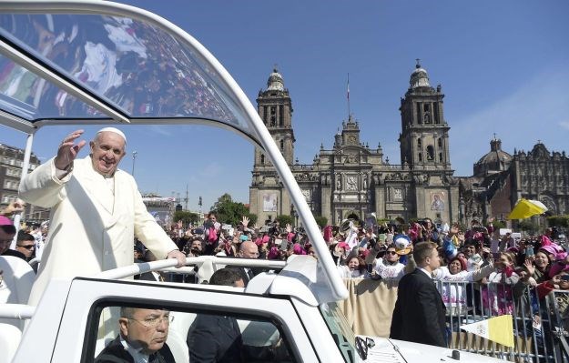 Papa u Meksiku pred 300.000 ljudi pozvao na izgradnju zemlje "bez emigracije i trgovaca smrti"