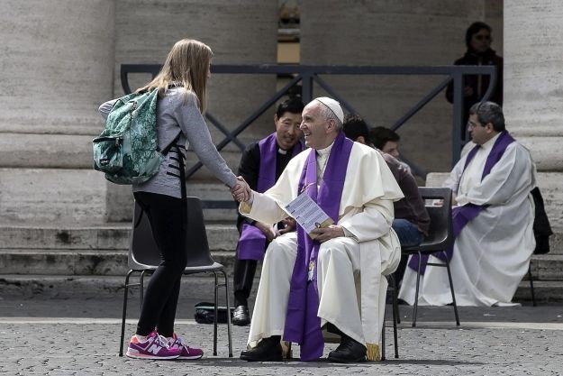 Papa mladima: Sreću vam neće donijeti najnovija aplikacija niti praćenje modnih trendova