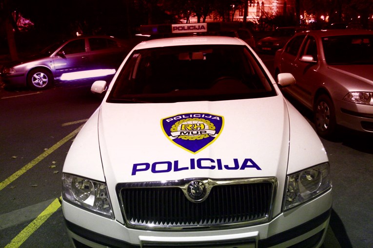Pokušali pobjeći od policije u Slavoniji pa se autom punim pušaka zabili u policijski auto