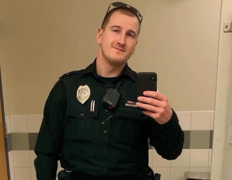 Dok je bježao policiji ispao mu mobitel, policajac mu provalio u Fejs i objavio svoj selfie