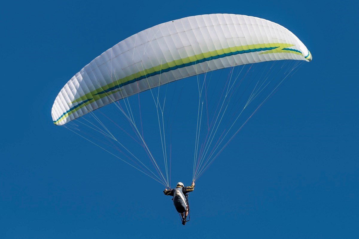 Slovenski paraglajder teško ozlijeđen, vjetar ga bacio u suhozid kraj Buzeta