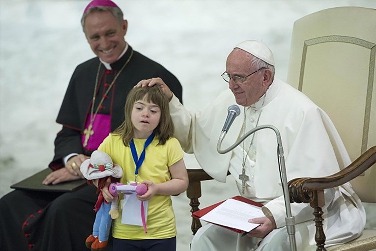 SVEĆENIKU IZ GRADIŠTA Pogledaj kako je Papa primio djecu s Downovim sindromom