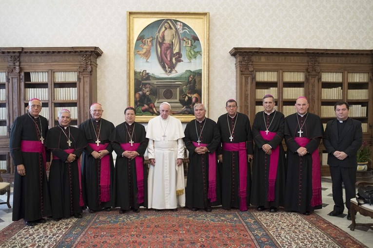 Papa naredio umirovljenim biskupima da žive skromno