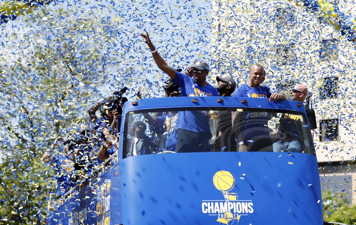 MILIJUN LJUDI DOČEKALO NBA PRVAKE Zvijezda Warriorsa majicom razljutila LeBrona Jamesa
