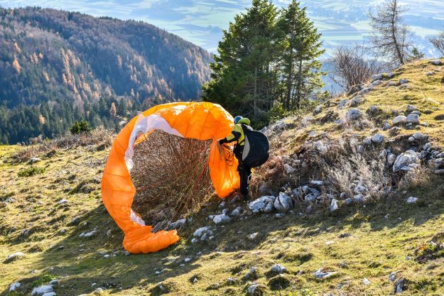 GSS BiH kod Bihaća spasio paraglajdera iz Hrvatske, visio je s grana kad su ga našli