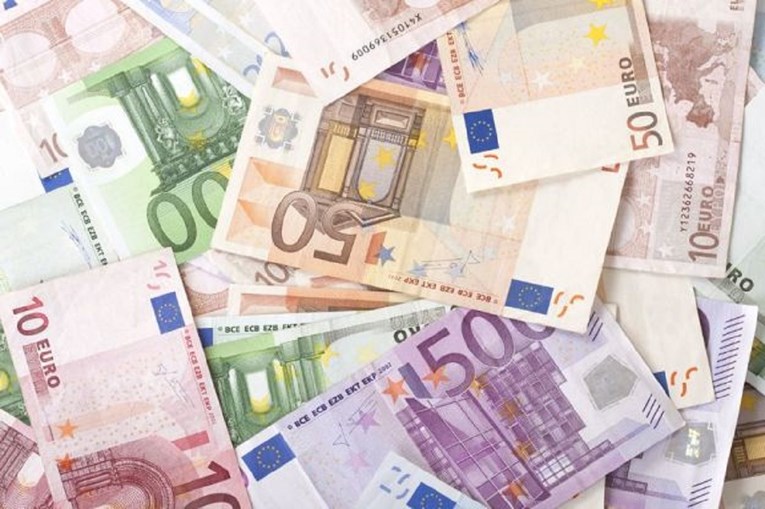 Tečaj eura prema dolaru u 2017. skočio više od 14 posto