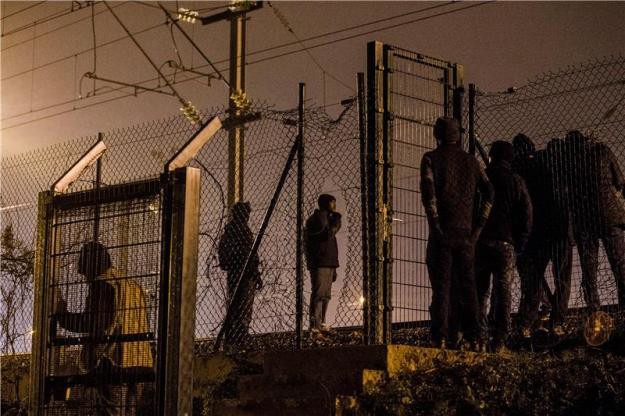 Pariška policija stotine Rome istjerala iz naselja na napuštenoj pruzi