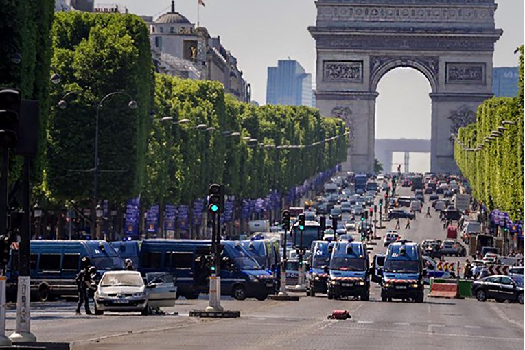 NAPAD U PARIZU Privedena četiri člana obitelji napadača