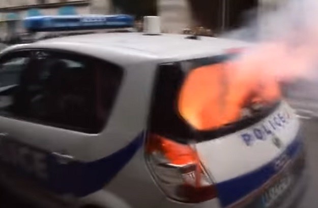 Objavljena snimka brutalnog napada na policajca u Parizu: Auto mu razvalili šipkama pa ga zapalili
