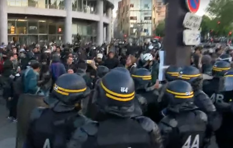 VIDEO Prosvjednici se u centru Pariza potukli s policijom nakon objave izlaznih anketa