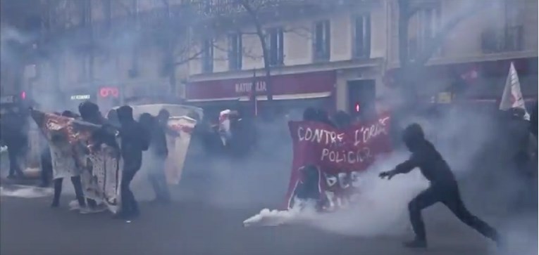 VIDEO Prosvjednici bacali molotovljeve koktele na policiju u Parizu