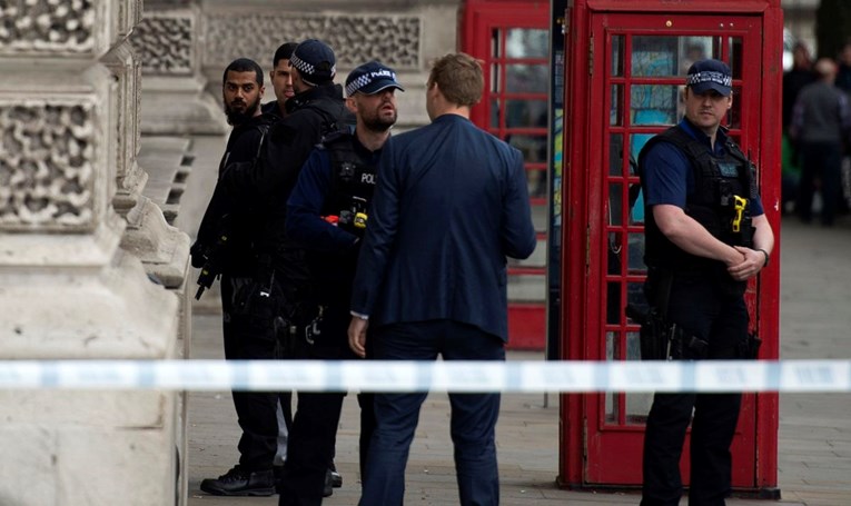 Uhićen s noževima u ruksaku u blizini engleskog parlamenta