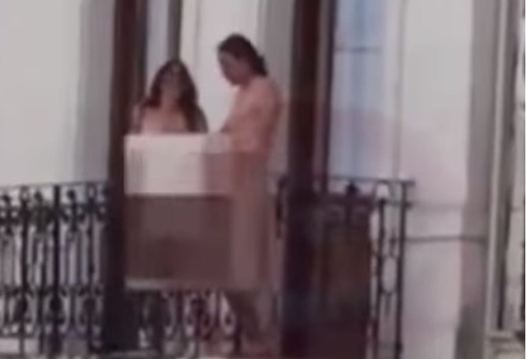 VIDEO Par se poseksao usred bijela dana na balkonu u centru grada dok su prolaznici gledali (18+)