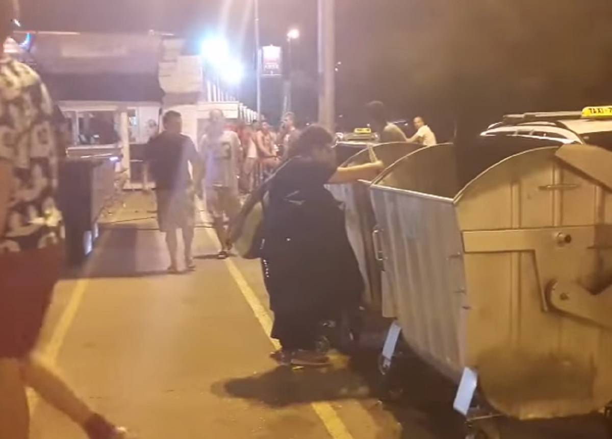 VIDEO Žena pretura po kontejneru dok se partijaneri oko nje vesele