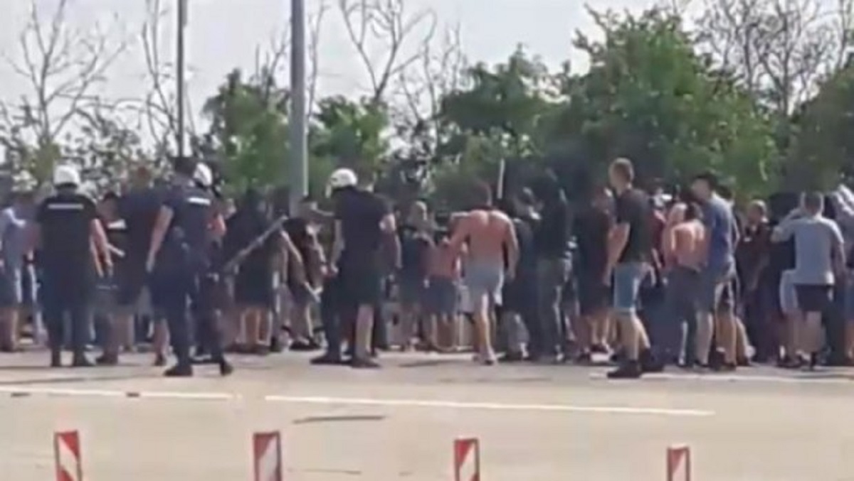 KRVAVA SAČEKUŠA U SRBIJI Tri busa Grobara na autocesti zaustavila konvoj druge frakcije, a onda je nastao kaos