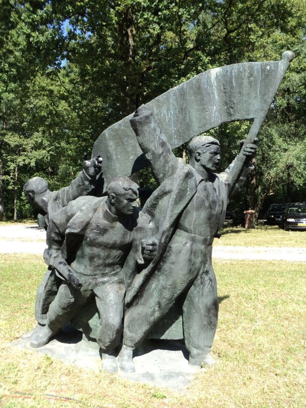 Ukradena četiri brončana kipa slovenskih partizanskih heroja