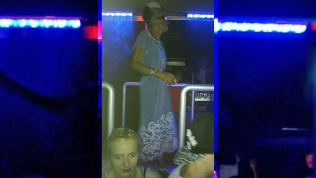 VIDEO Party bakica u Splitu izgurala striptizetu s podija pa pokazala svima kako se mrda guzom