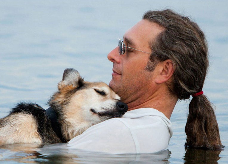 Svakog je dana svog psa nosio u jezero kako bi mu ublažio bol