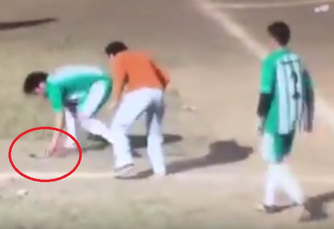 VIDEO Životinja utrčala na teren, nogometaš stao na nju i ulovio je, pa dobio žuti zbog grubosti