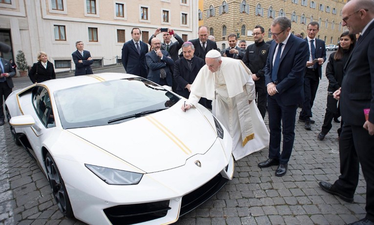 Papa prodaje svoj Lamborghini
