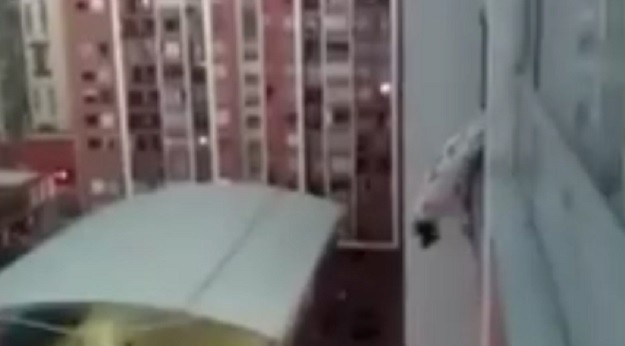 VIDEO Hrabrost ili ludost? Riskirao život da spasi psa