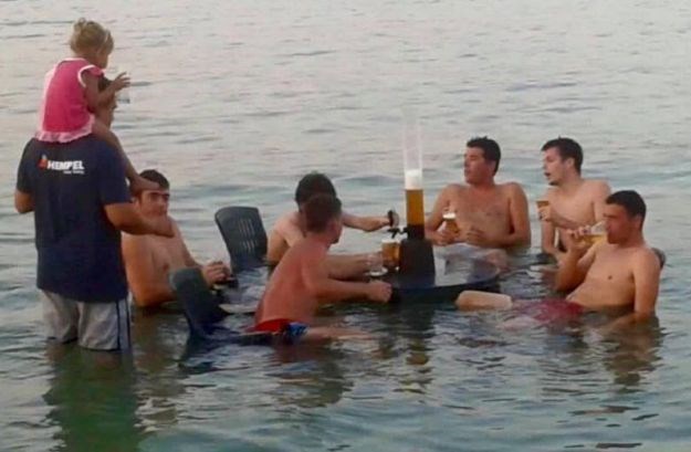 FOTO To se zove uživanje: Nakon kreveta na plaži, na Pašmanu osvanula i "pivnica" u moru