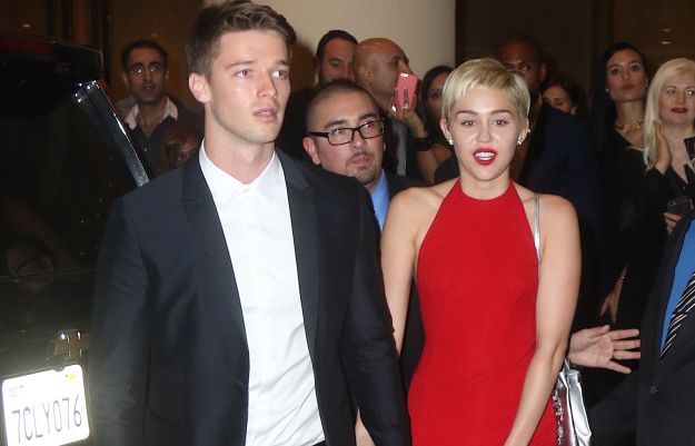 Ovo se neće svidjeti Miley Cyrus: Patrick Schwarzenegger uhvaćen u zagrljaju misteriozne brinete