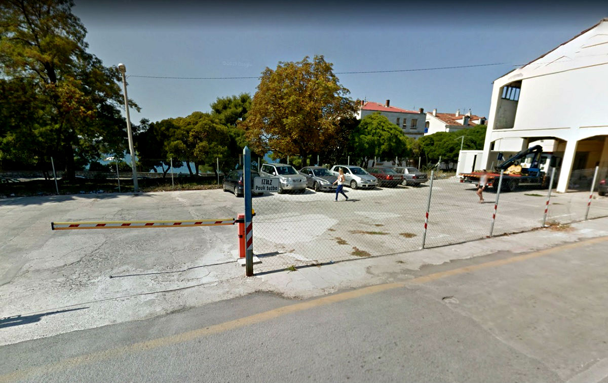 Zadraninu pauk odnio auto s invalidskog mjesta, on došao u pauk službu, probio rampu i odvezao se