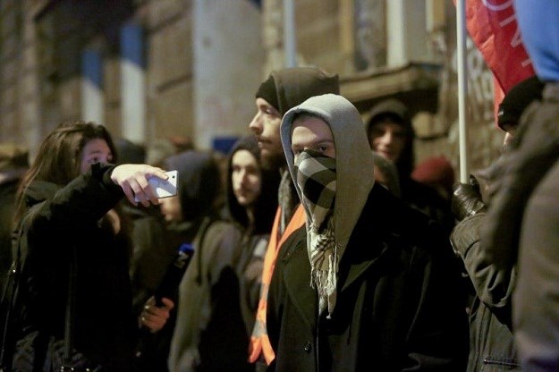 Skupina fašista napala prosvjednike protiv mise za Pavelića, letjele šake i kante za smeće