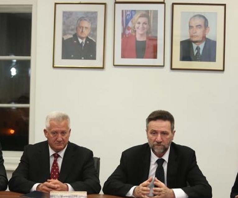 Plagijator Barišić hodočastio kod generala, slikali se pod portretima Kolinde i Gojka Šuška