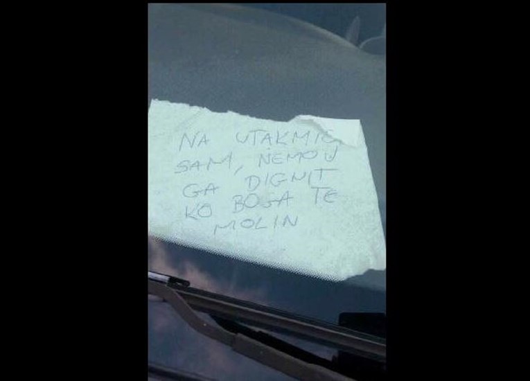 FOTO Navijač Hajduka nije našao parking pa je ostavio poruku za pauka, brzo je postala hit