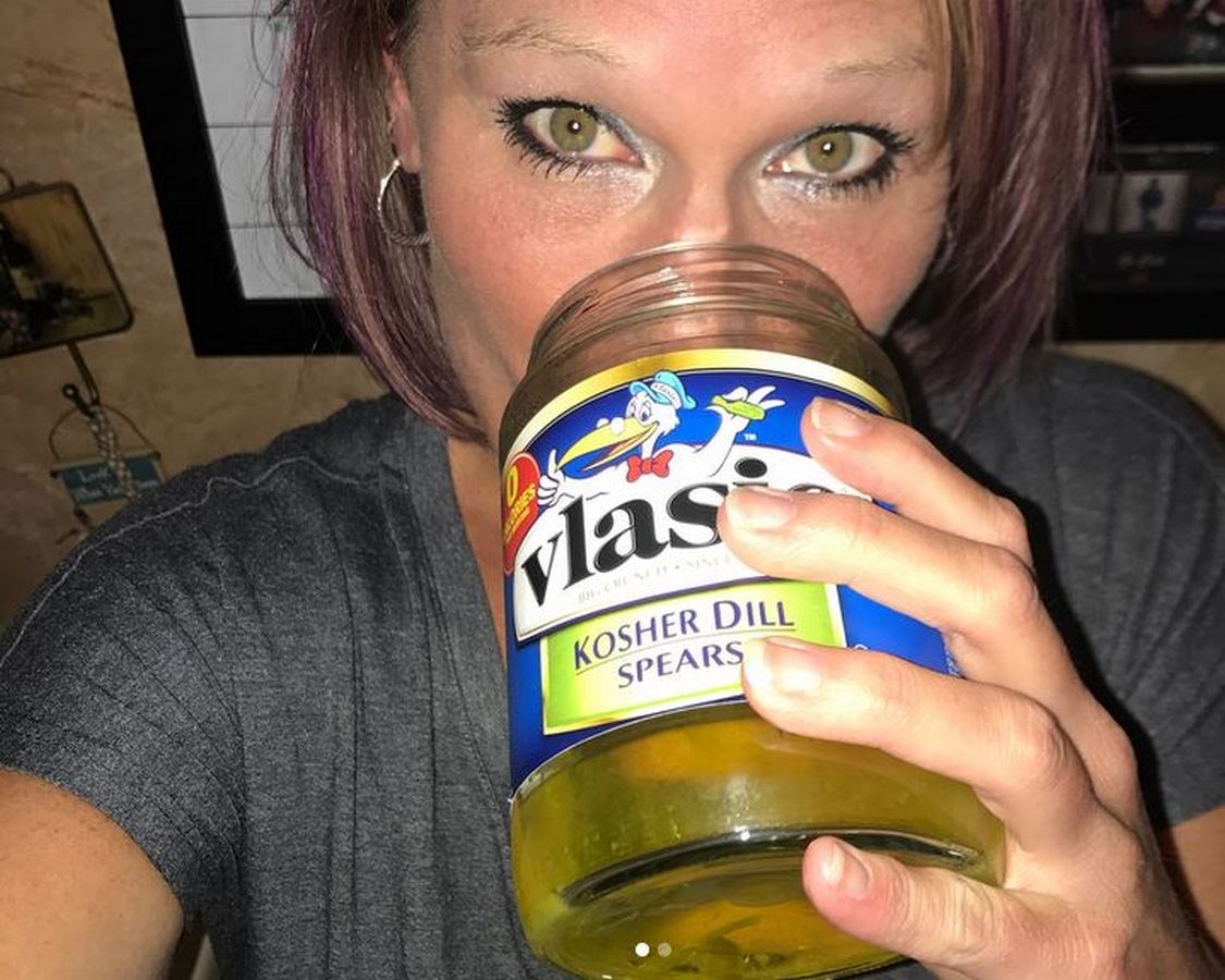 Svi razlozi s kojima će vam voda od kiselih krastavaca pomoći u životu