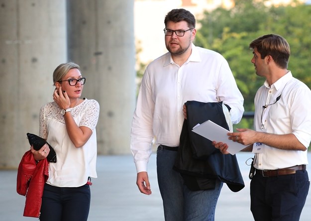 Ljubav cvjeta: Peđa Grbin doveo curu u stožer