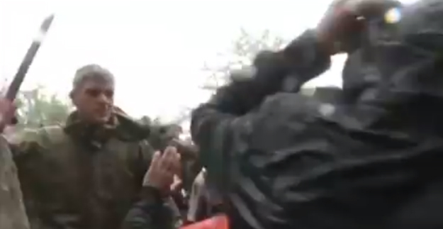 Šokantan video: Makedonska policija pendrecima udara po izbjeglicama s djecom