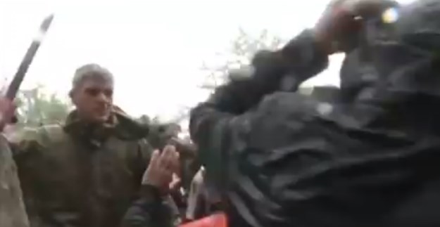 Šokantan video: Makedonska policija pendrecima udara po izbjeglicama s djecom