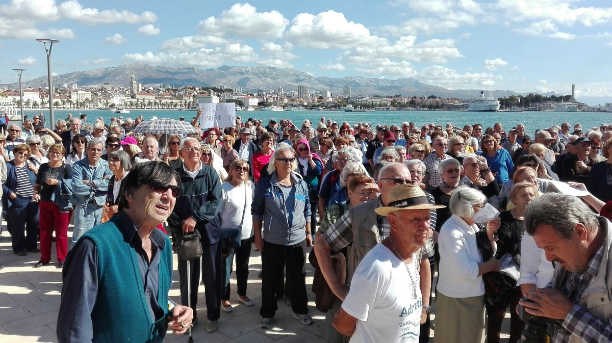 Prosvjed umirovljenika u Splitu: "Preživljavamo kopanjem po smeću"