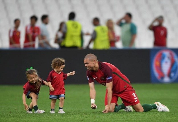FOTO Junak Pepe proslavio veliku pobjedu sa svojim kćerkicama