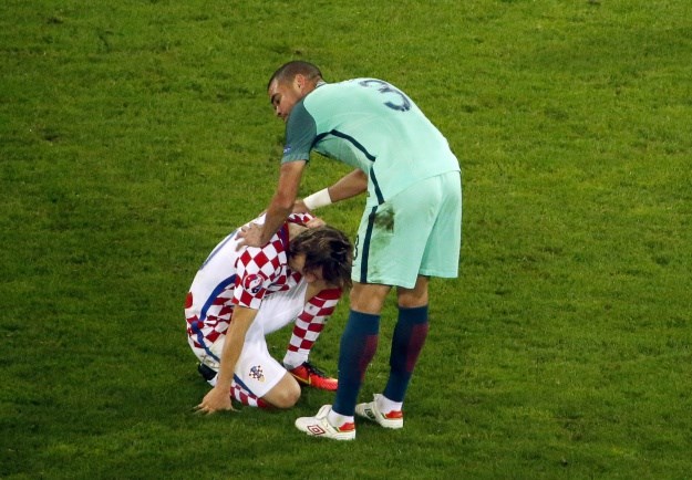 Modrića su tješili Ronaldo i Pepe, a igrač utakmice je tražio njegov dres