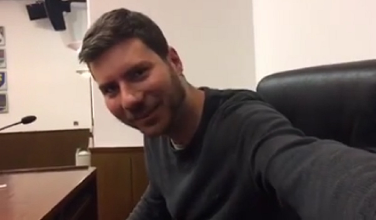 VIDEO Pernaru zabranjeno da održi predavanje u gimnaziji pa opet napravio cirkus
